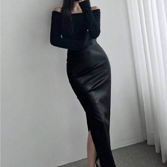 Elegant Black Maxi Skirt - Solid Ruched side slit leather (long) - Picture 7 of 8